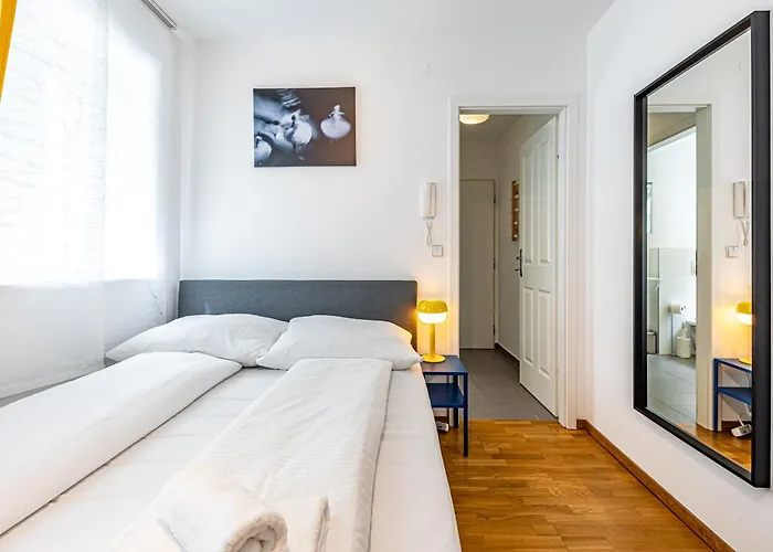 Calm & Easy By Jr City Apartments